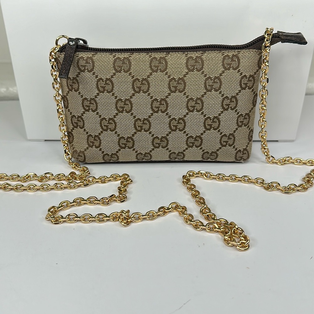 GUCCI pouch with u branded gold chain